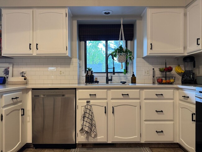 Building Photo - Spacious Corner Townhome with Private Yard...