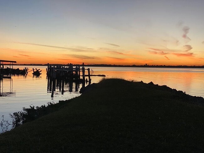 Building Photo - 3011 Bayside Dr