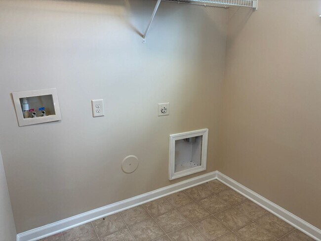 Building Photo - Beautiful End Unit Townhome in the McCarle...
