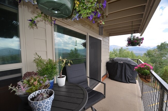 Building Photo - Updated Unit! Great Views! Year lease!