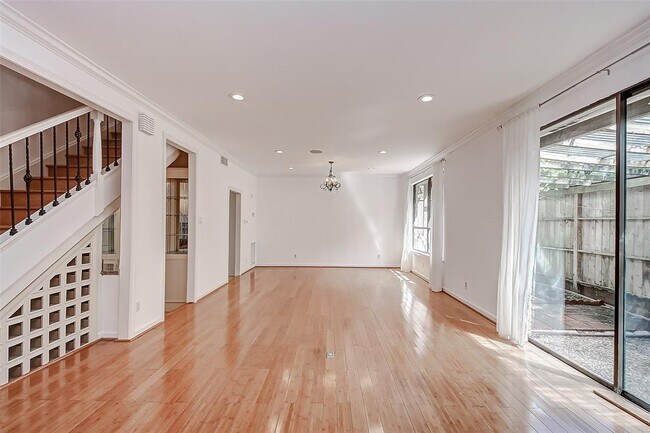Building Photo - 201 Vanderpool Ln