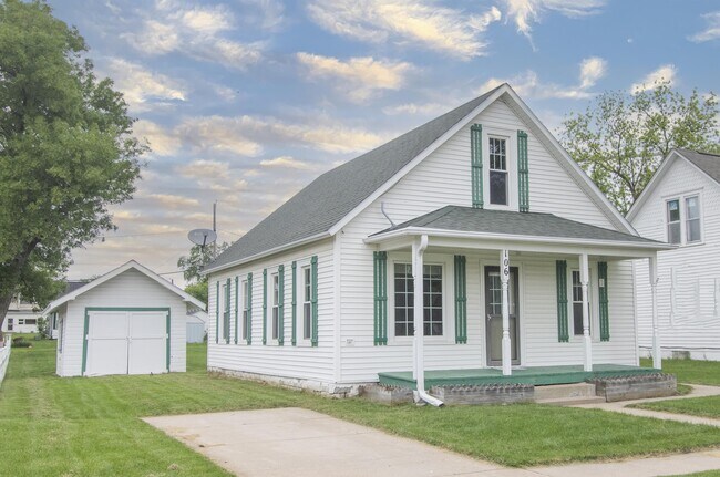 Primary Photo - 106 W Pine St