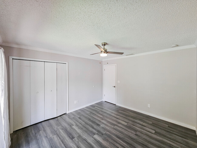 Building Photo - 608 Tangerine Ave