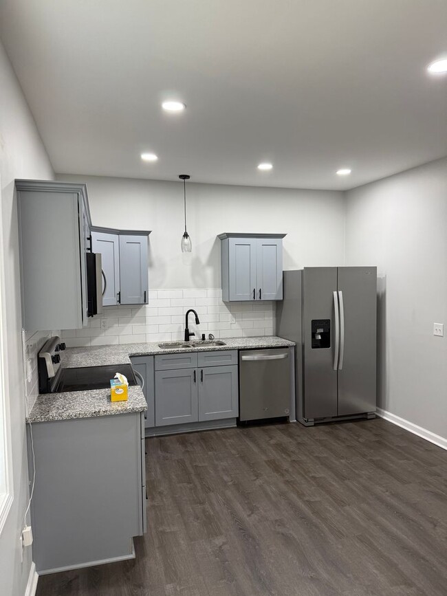 Building Photo - 1 Bed/1 Bath Apartment (Upstairs)