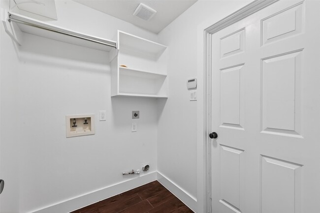 Building Photo - 2018 Village Ct Ln