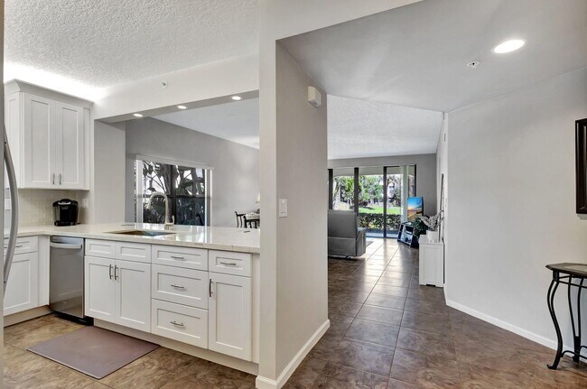 Building Photo - 300 Uno Lago Dr