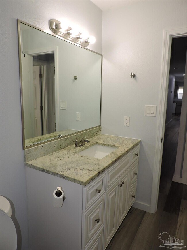 Building Photo - 526 Briarwood Dr