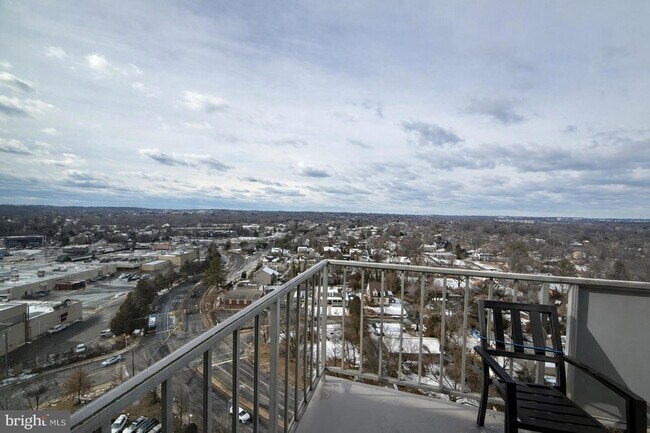 Building Photo - 301 N Beauregard St