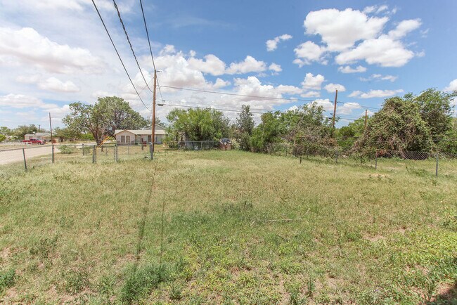 Building Photo - 701 E 14th St