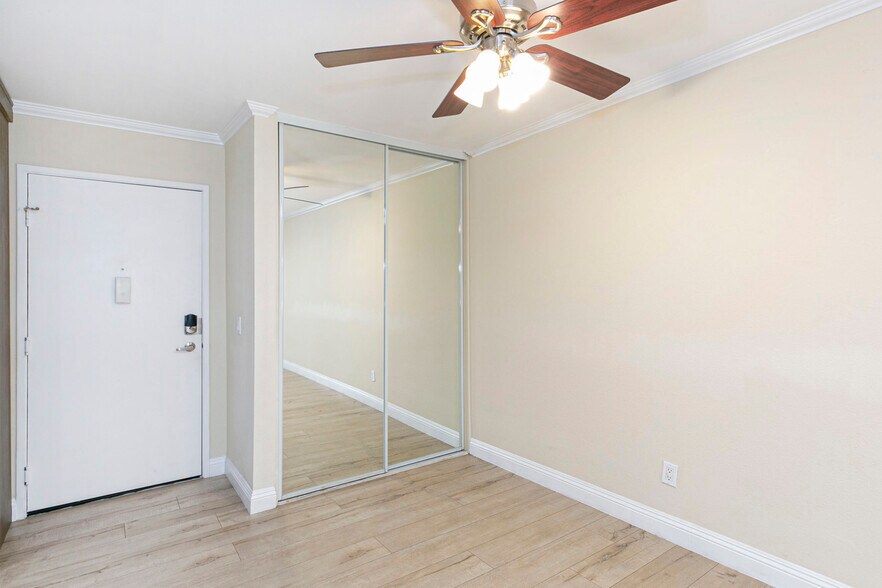 Building Photo - 5525 Canoga Ave