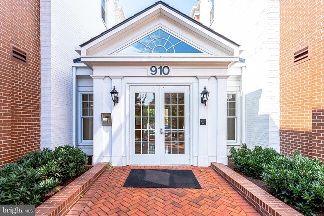 Building Photo - 910 Powhatan St