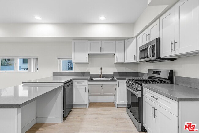 Building Photo - 1409 N Hobart Blvd