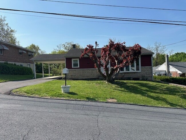 Primary Photo - 9 W Highland Ave