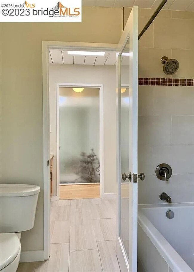 Building Photo - 5559 Greenridge Rd