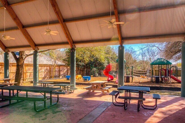Building Photo - 2602 Briarbrook Dr