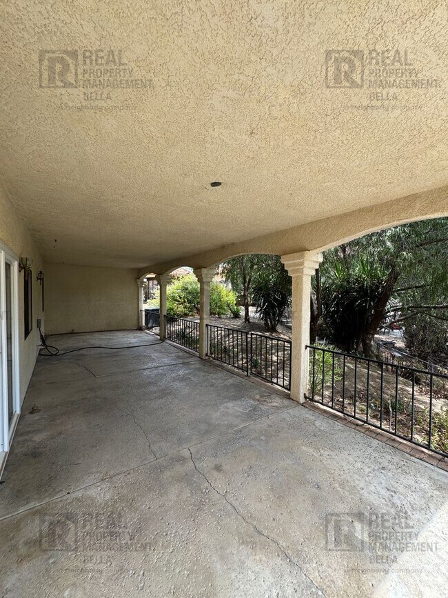 Building Photo - Waterfront Living in Canyon Lake!