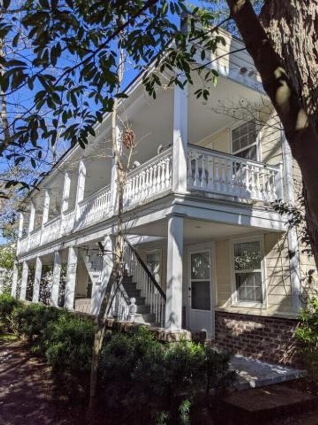 Building Photo - Beautiful 2 BR/1 BA Furnished Apartment Available in Downtown Charleston!