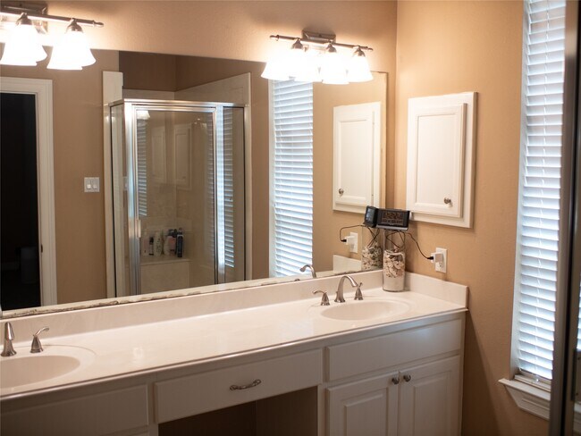 Building Photo - 427 Trace Way Dr