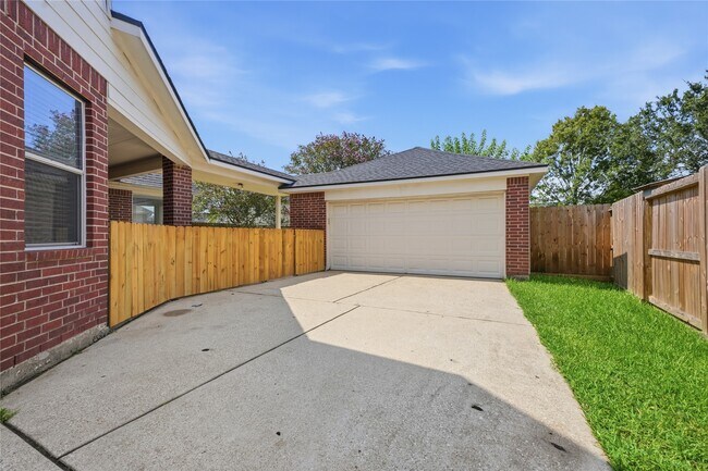 Building Photo - 6165 Darlington Ct