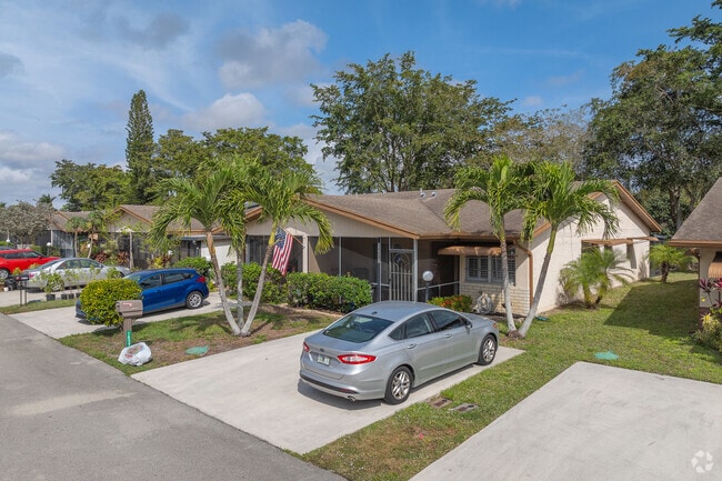 Building Photo - Delray Villas III