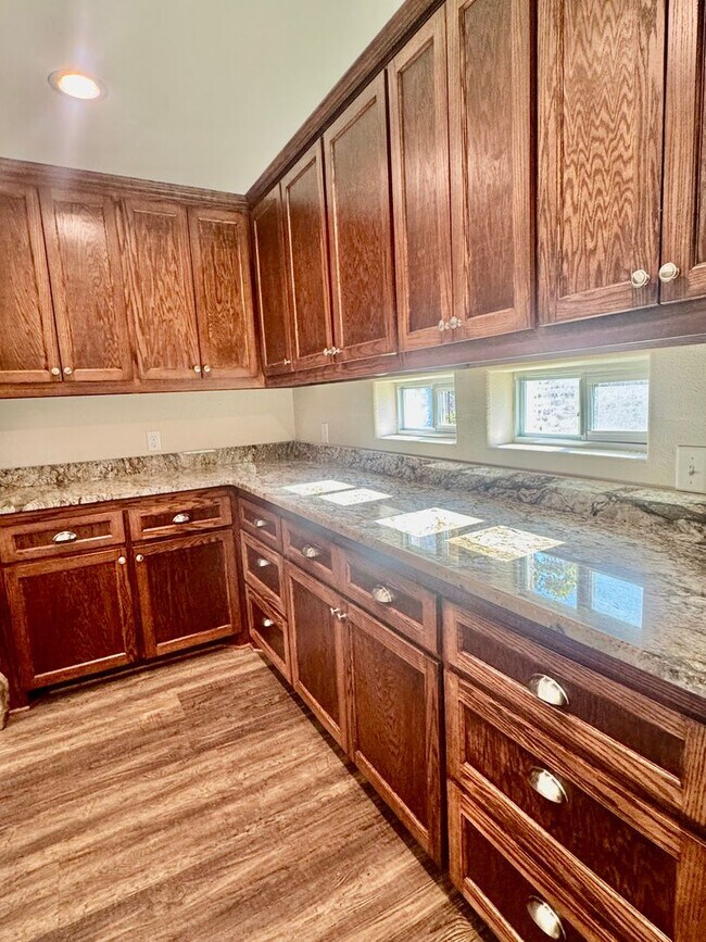 Building Photo - Elegant Estate in the Country Club Setting-Mother in law suite