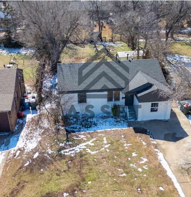 Building Photo - 422 E Northrup Dr