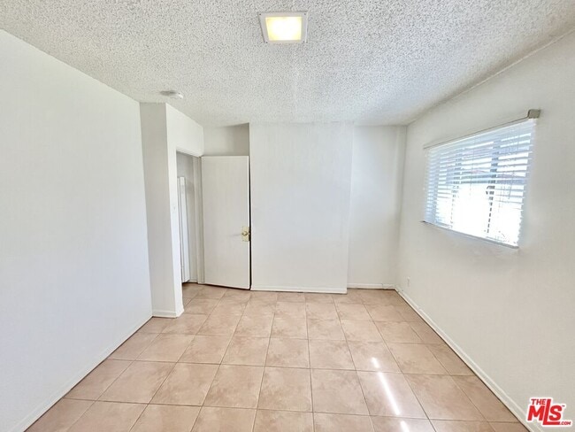 Building Photo - 11238 Oxnard St