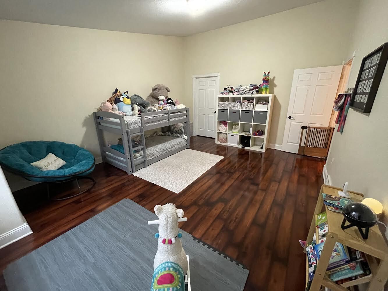 Huge Second bedroom - 320 Jennifer Ln