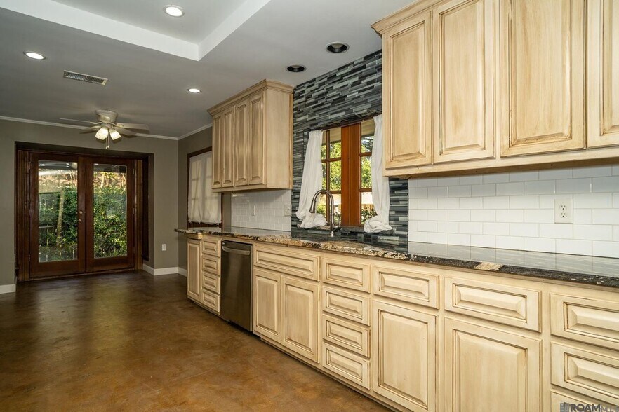 Building Photo - 3736 Sessions Dr