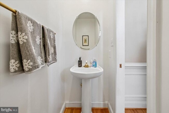 Building Photo - 1053 N Stuart St