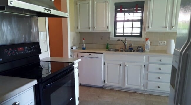 Building Photo - 2030 W Admiral Ave