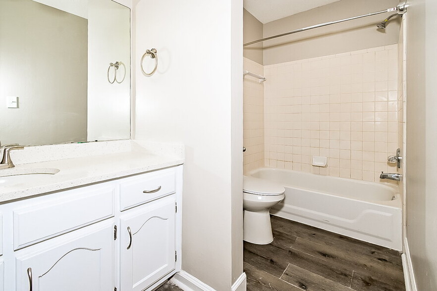 Building Photo - 8241 Meadow Vale Dr