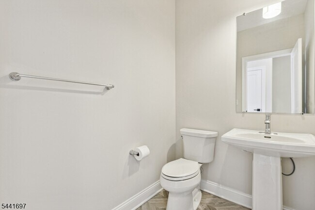 Building Photo - 15 Juniper Ct