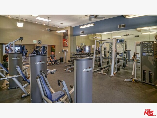 Building Photo - 21450 Burbank Blvd