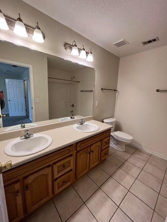 Building Photo - 204 Johnson Ct