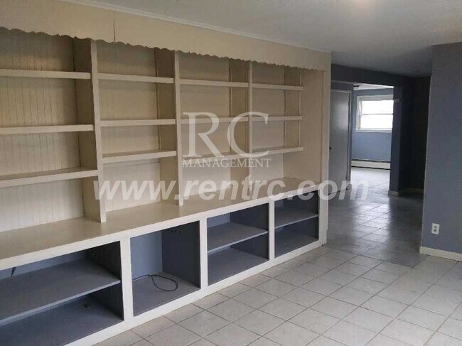 Building Photo - 905 Sprague-