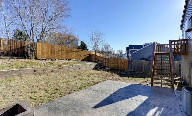 Building Photo - Lovely bi-level 3 bed/2 bath home with fen...