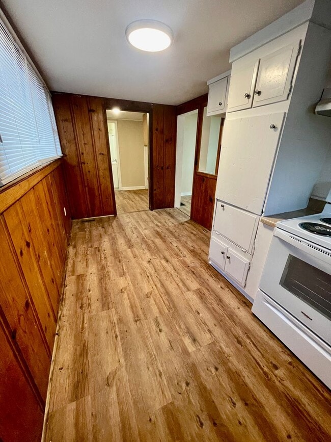 Building Photo - 919 S Douglas Ave