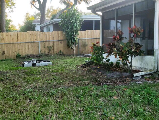 Building Photo - Freshly painted 2/2 Home with garage