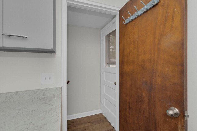 Building Photo - Green Twp- Cozy 2 Bed 1 Bath