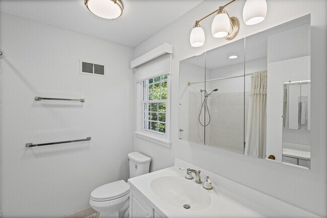 Building Photo - 1150 Willow Ln