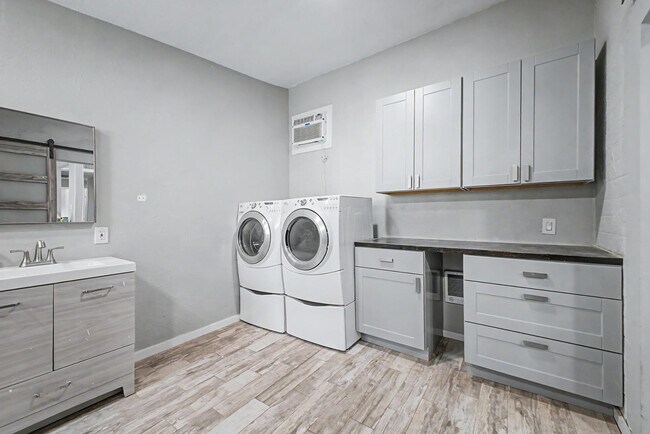 Building Photo - 2025 E Howe Ave