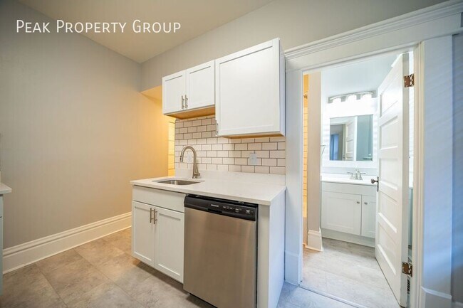 Building Photo - 952 Delaware Ave