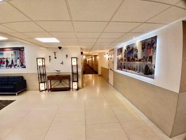 Building Photo - 4164 Inverrary Dr