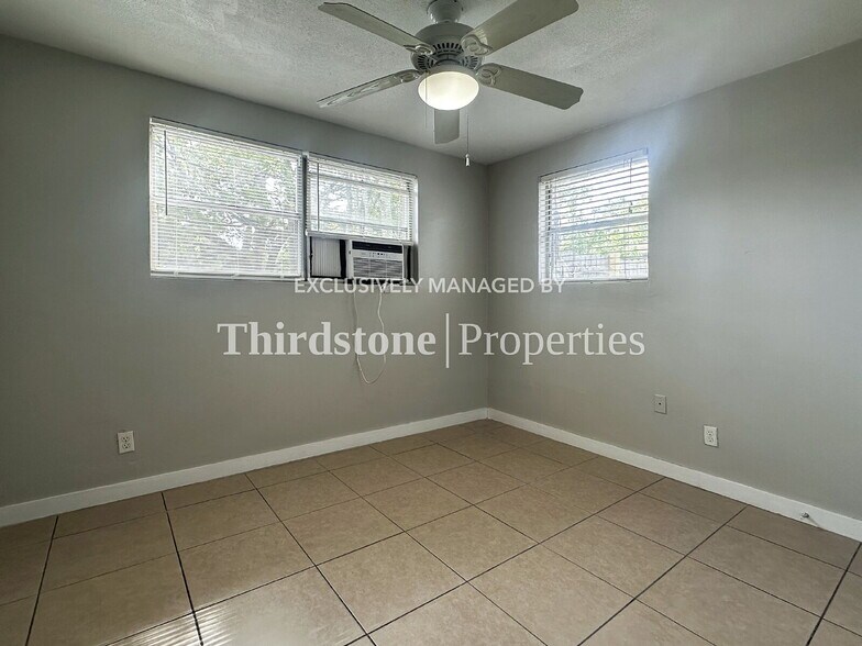 Building Photo - 1930 Park St