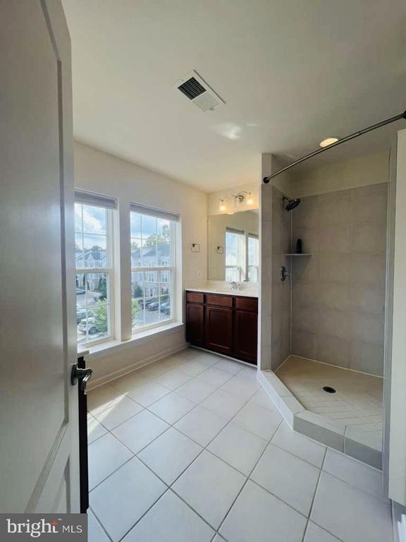 Building Photo - 7440 Riding Meadow Way