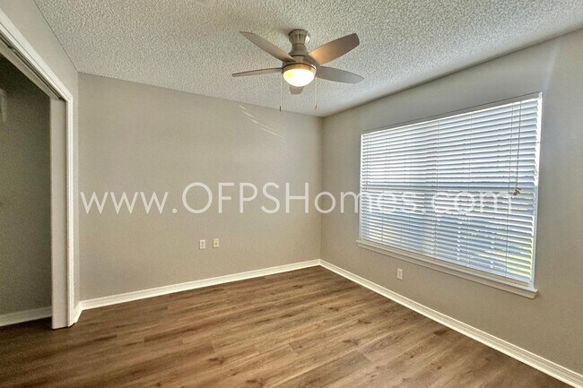 Building Photo - 5593 Shadow Shore Pl