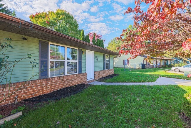 Building Photo - 821 Johahn Dr