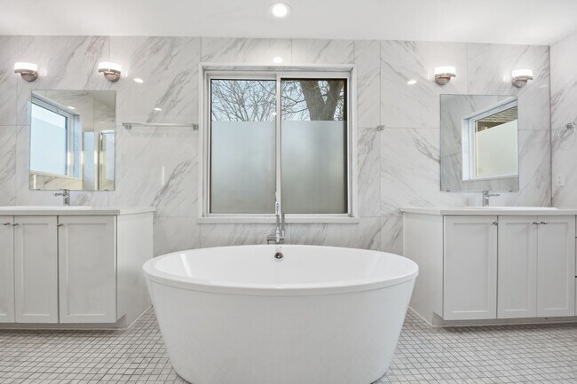 Building Photo - Beautiful Houston Home Featuring a Private Pool