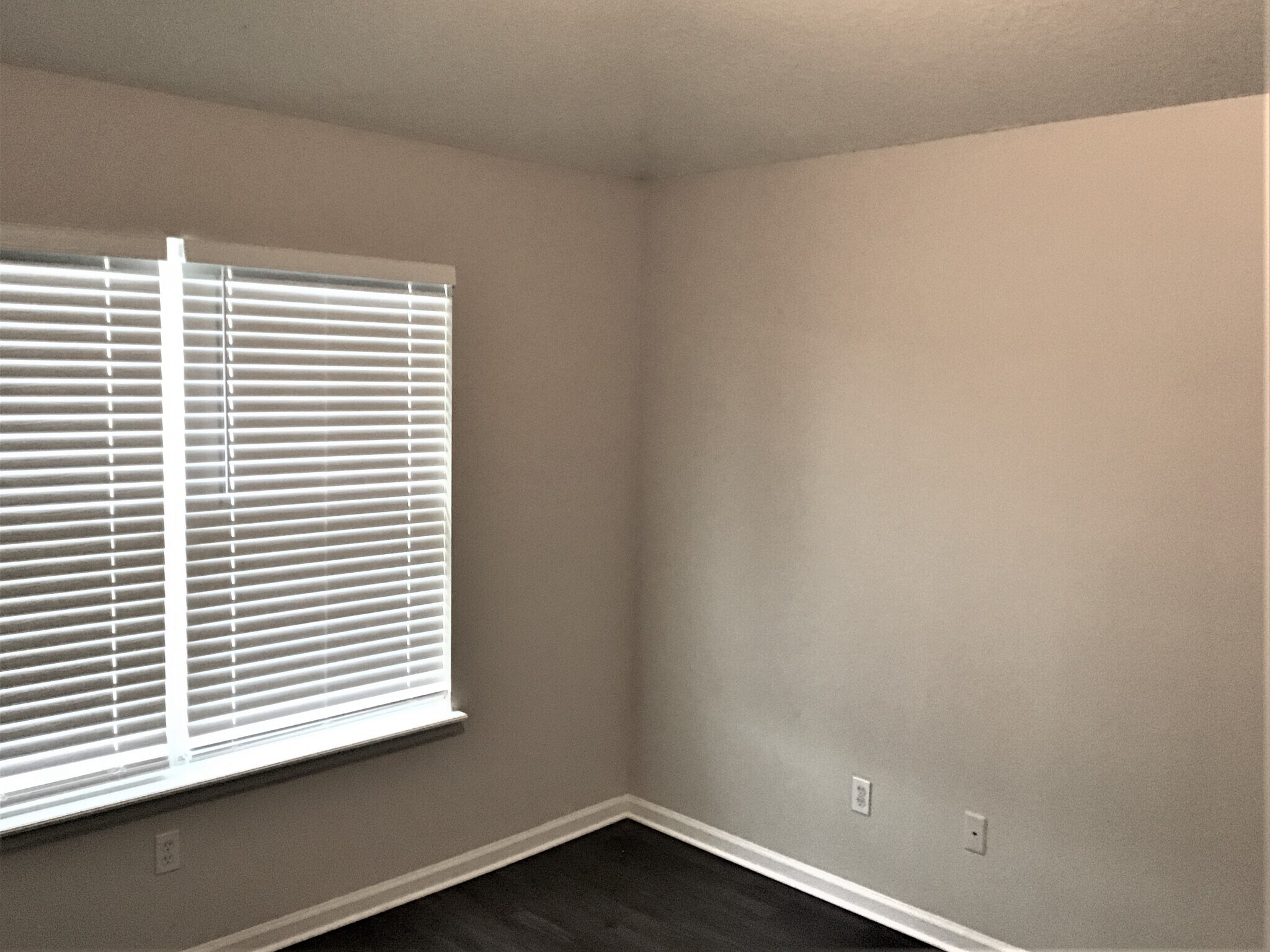 Building Photo - 587 Oakmont Dr